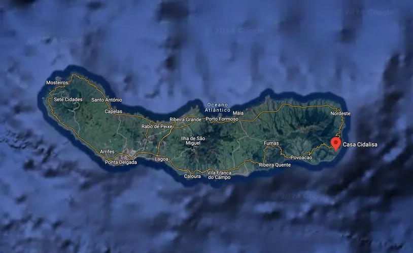 Mapa da ilha de São Miguel, com um marcador vermelho na Casa Cidalisa, no canto sudeste da ilha.